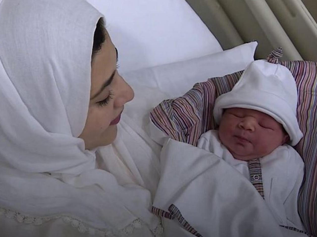 موزة المطروشي مع طفلها