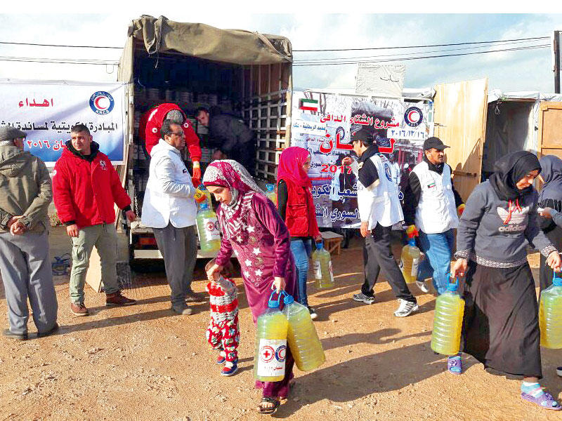 جانب من عملية توزيع الديزل على النازحين السوريين في لبنان