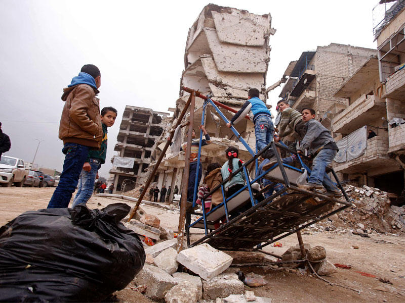 الأطفال السوريين يلعبون على أرجوحة في الجزء الذي تسيطر عليه الحكومة 