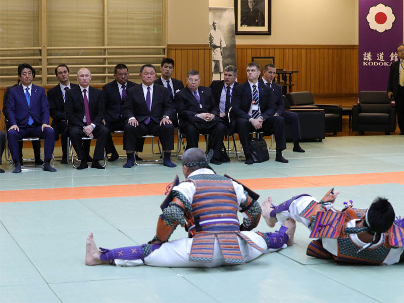 بوتين ورئيس الوزراء الياباني شينزو آبي يتابعان مباراة قتالية في اتحاد الجودو الياباني بطوكيو أمس ( اي بي ايه)