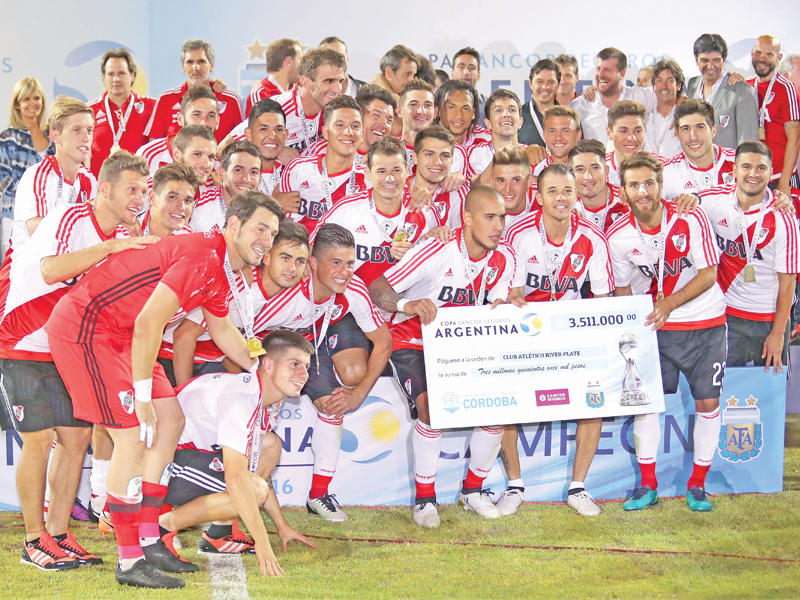 جانب من تتويج ريفر بلايت