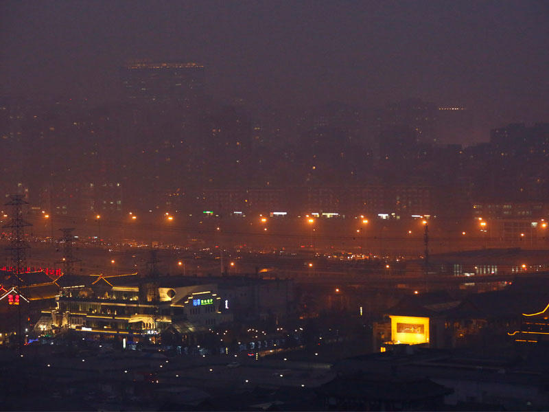 الضباب يخيم على وسط مدينة بكين