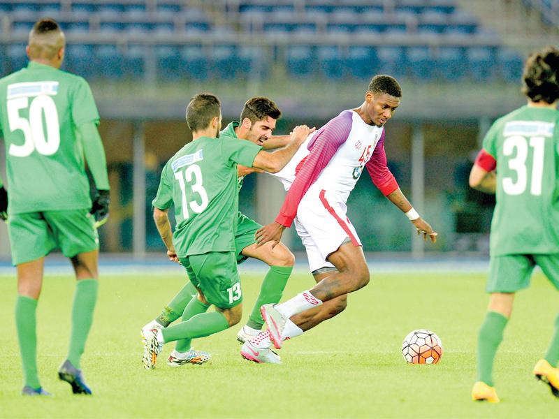 محاولة عرباوية لعرقلة جمعة سعيد محترف نادي الكويتt(تصوير نوفل إبراهيم)