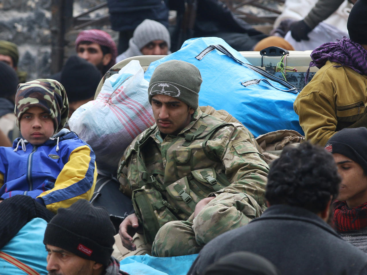 مقاتلون ومدنيون ينتظرون استئناف عمليات الاجلاء في شرق حلب.