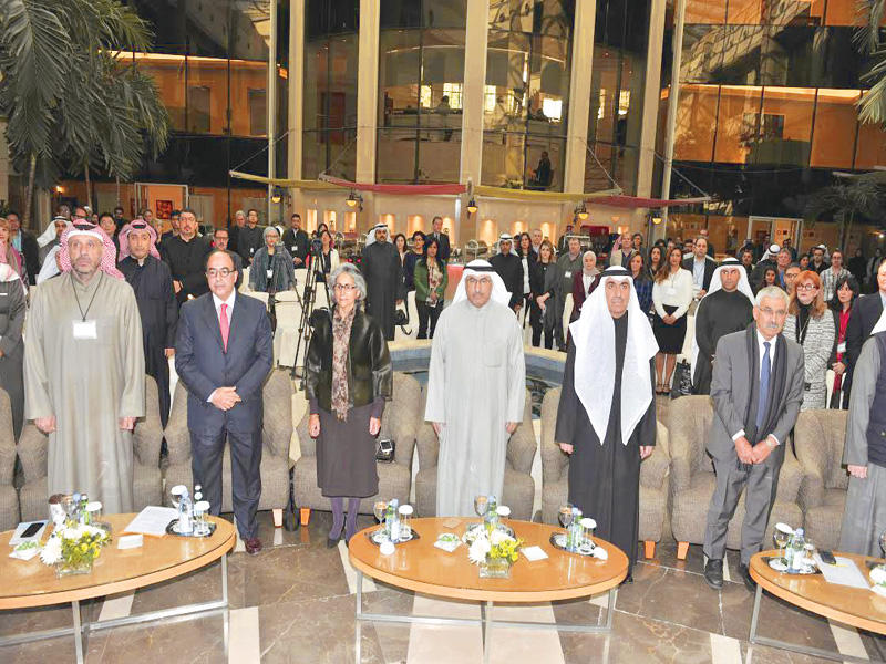 الفارس متوسطاً الحضور في افتتاح المؤتمر