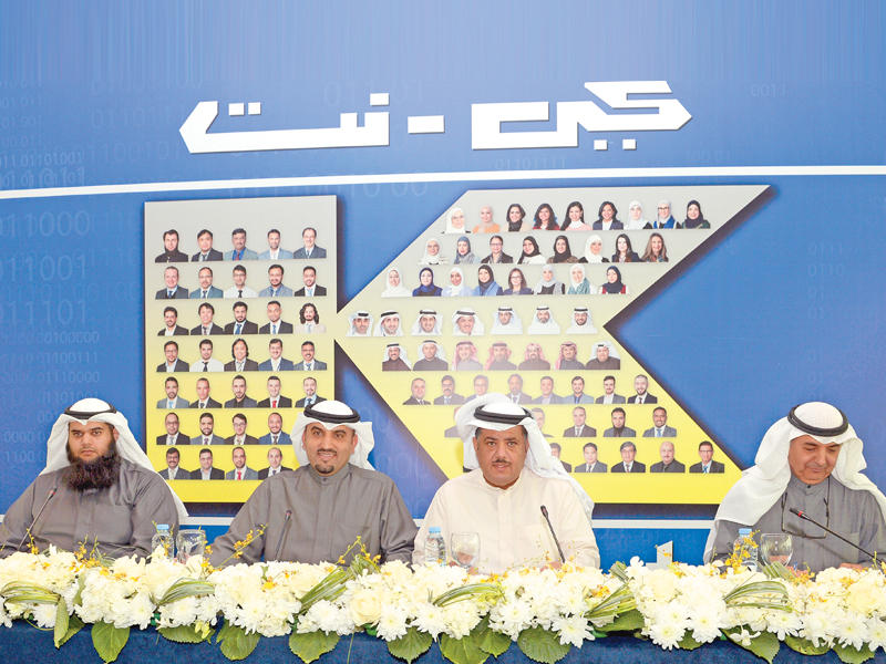   رئيس مجلس الإدارة في شركة الخدمات المصرفية الآلية المشتركة محمد العثمان مترئساً عمومية كي نت