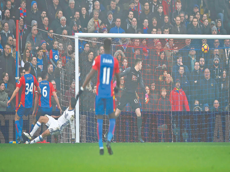 دييغو كوستا نجم تشلسي يحرز هدفه في مرمى كريستال بالاس