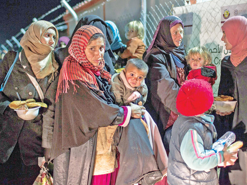 نازحون من الموصل في مخيم سودينان قرب الموصل مساء أمس الأول (أ ف ب)