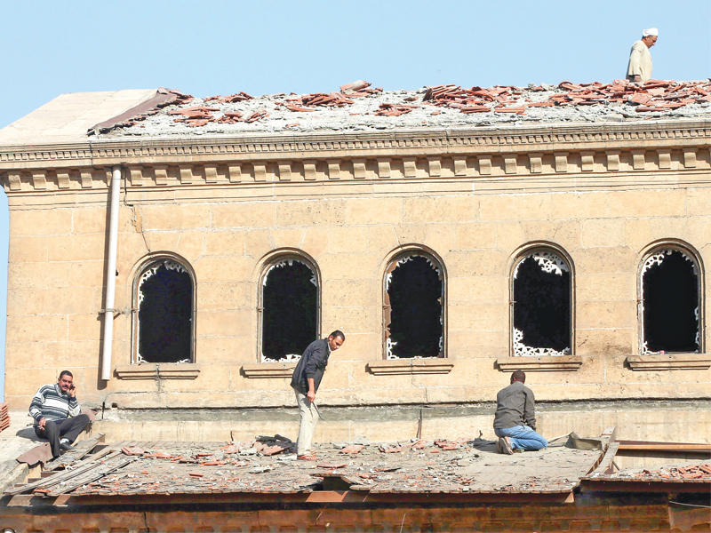 مصريون يعملون في إصلاح الكنيسة البطرسية بالقاهرة أمسt (إي بي أيه)
