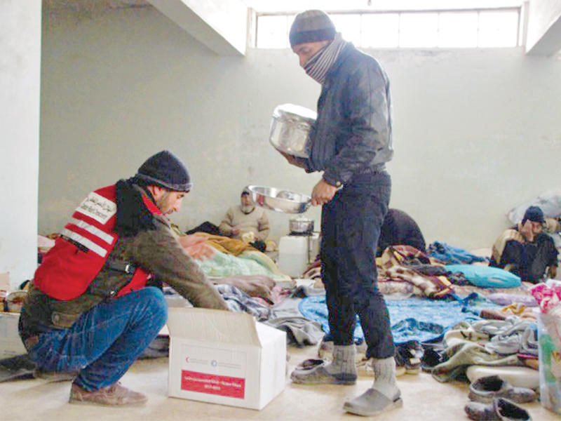 جانب من عملية توزيع المساعدات في مدينة حلب المنكوبة