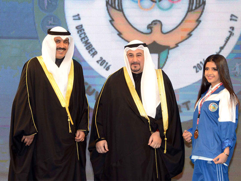  رئيس اللجنة الأولمبية الكويتية الشيخ فهد العلي والعتيبي يكرمان إحدى الفائزات