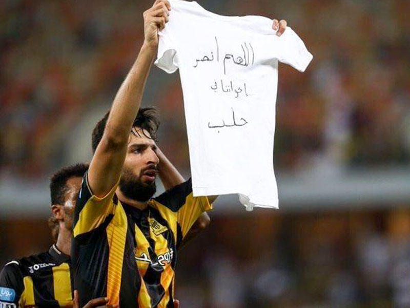 فهد الأنصاري يرفع قميصاً لنصرة حلب