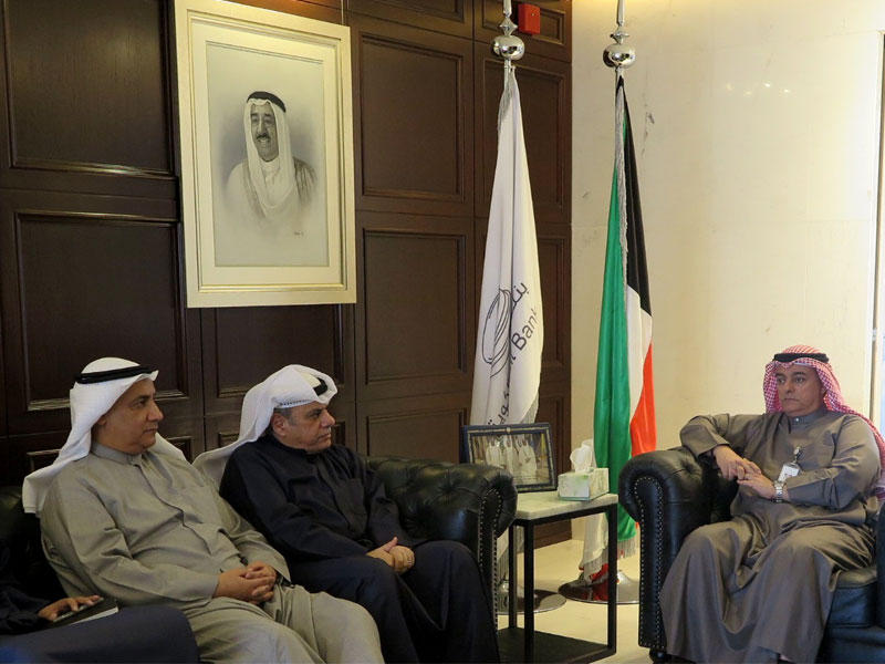 المضف خلال اجتماعه مع قياديي البنوك والمصارف المحلية أمس