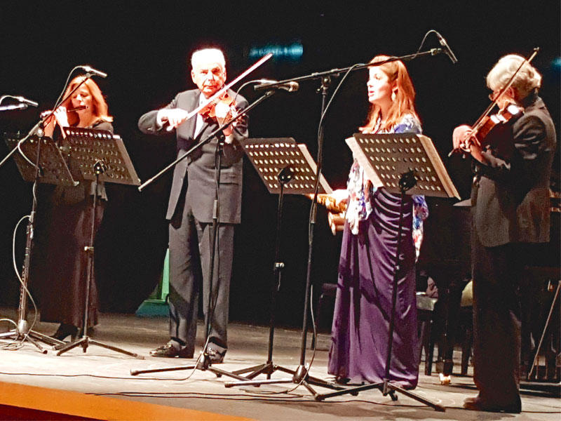 الفرقة أثناء تقديمها مجموعة من المقطوعات الموسيقية 