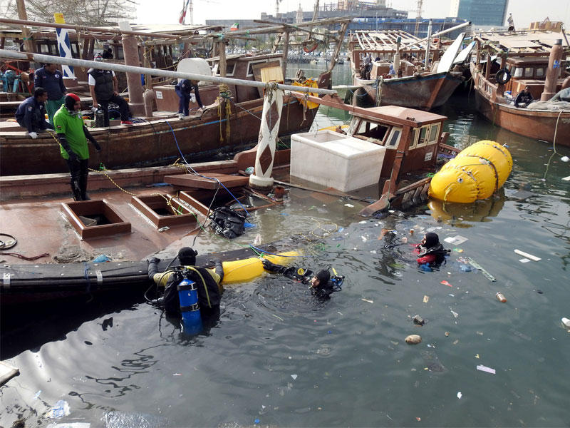 جانب من انتشال السفينة الغارقة