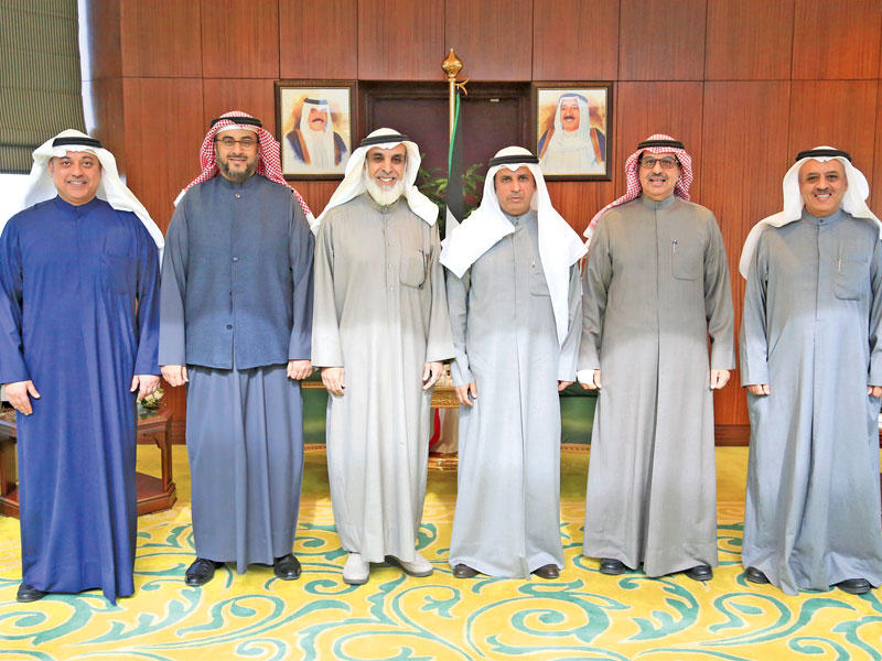 العزب متوسطاً أعضاء هيئة مكافحة الفساد