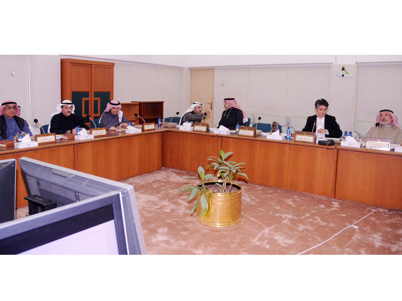 الصالح حاضراً اجتماع «المالية» أمس