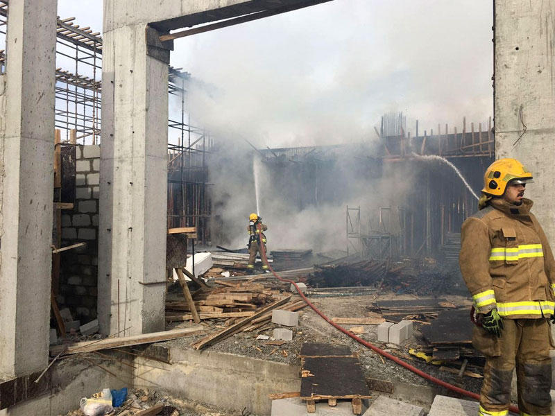 رجال الإطفاء يكافحون الحريق