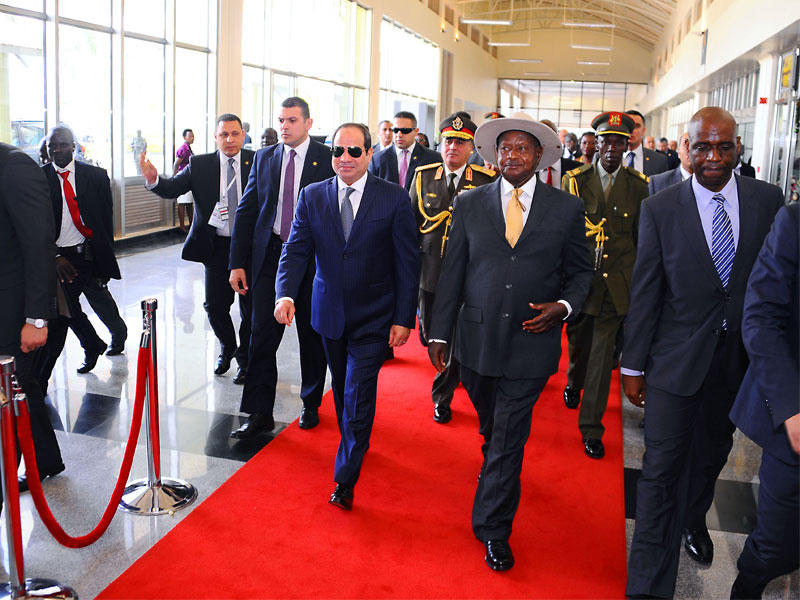 الرئيس الأوغندي مستقبلاً السيسي أمس