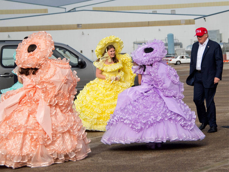 ترامب يحيي مجموعة من الطالبات في آلاباما أمس الأولt(أ ف ب)