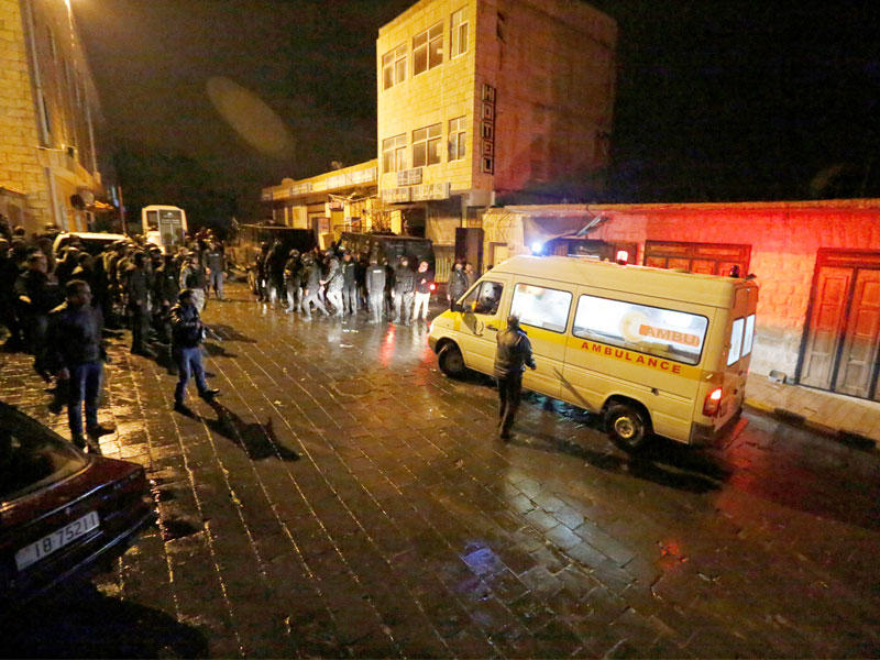 الشرطة والإسعاف قرب قلعة الكرك مساء أمس الأول (رويترز)