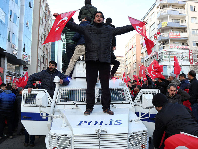 متظاهرين قوميين اتراك