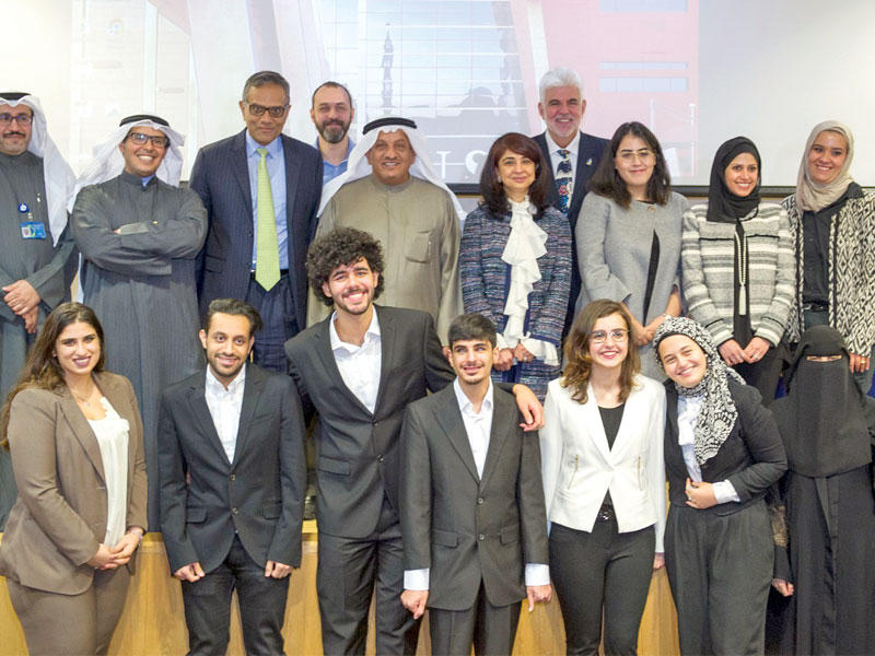 مشاركون في التكريم