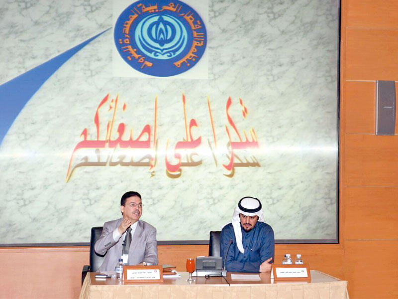 دندي متحدثاً في الندوة النقاشية