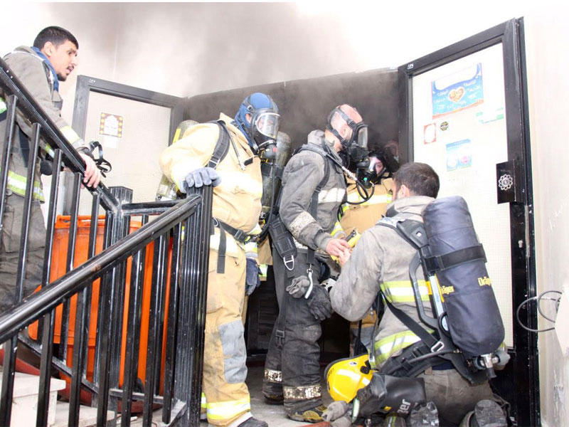 رجال الإطفاء ينقذون زميلهم المصاب