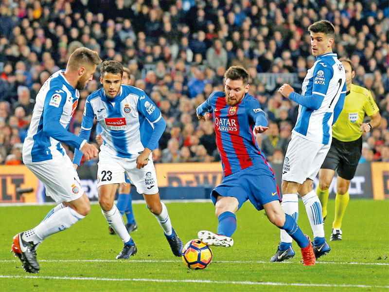 ميسي يتلاعب بمدافعي إسبانيول