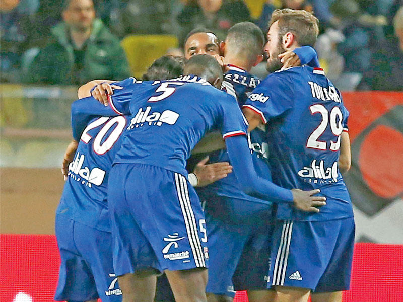 فرحة لاعبي ليون بهدف غزال