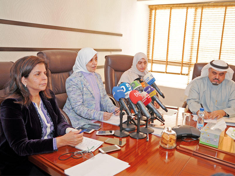  وزيرة الشؤون الاجتماعية والعمل وزيرة الدولة للشؤون الاقتصادية هند الصبيح خلال المؤتمر الصحافي أمس