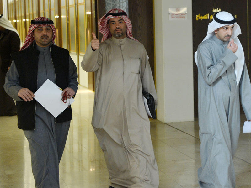 البابطين والطبطبائي والفضل عقب اجتماع «الرياضة» (تصوير عبدالله الخلف)