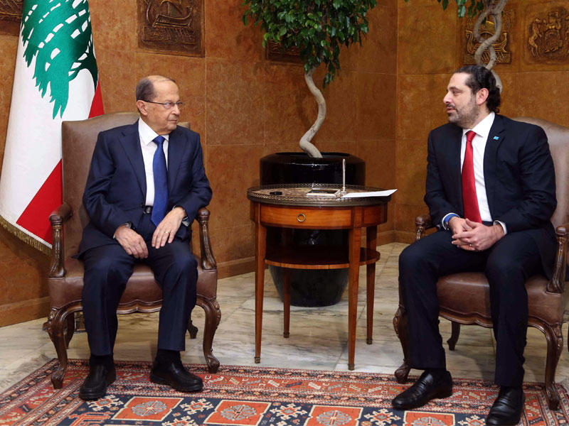 الرئيس اللبناني ميشال عون  ورئيس الوزراء سعد الحريري أثناء الاعلان عن التشكيل الحكومي الجديد 