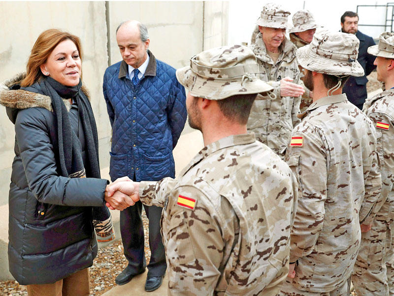 وزيرة الدفاع الإسبانية ماريا دولوريس تصافح عناصر كتيبة إسبانية تقوم بمهام تدريبية للقوات العراقية في بغداد أمس (إي بي أيه)