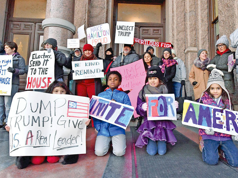 معارضون لترامب بمدينة اوستن بولاية تكساس يطالبون الهيئة الناخبة بعدم تثبيت ترشيحه أمس الأول (رويترز)