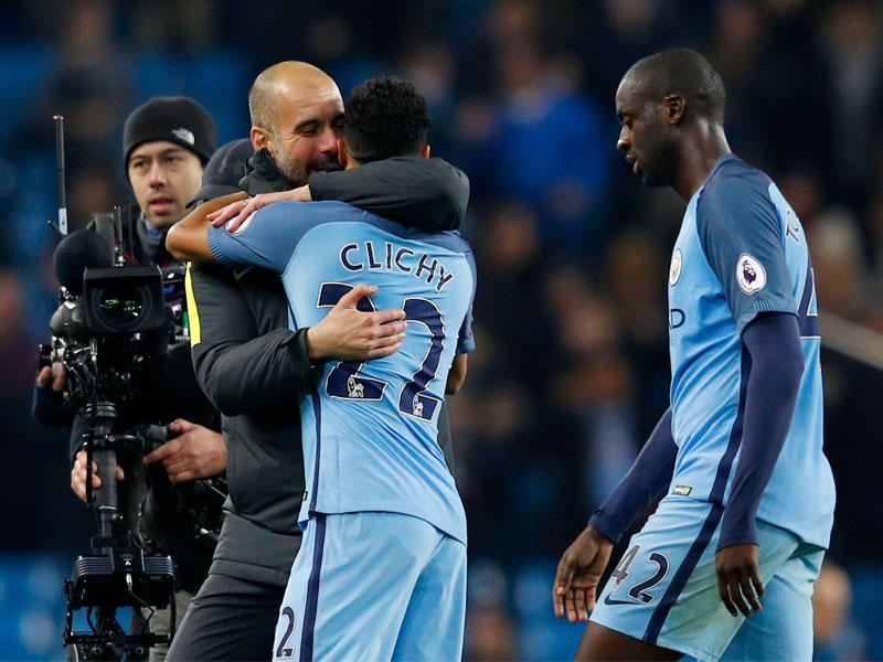 فرحة لاعبي السيتي مع غوارديولا