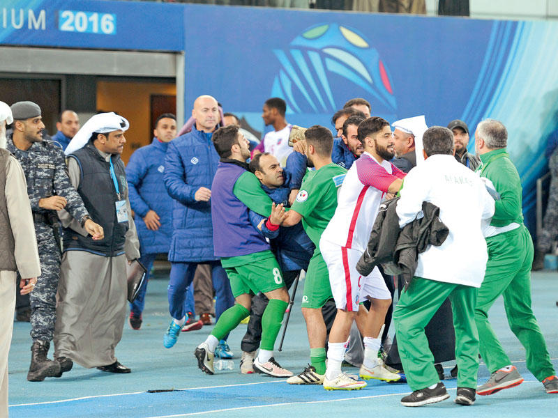 جانب من اشتباك الإداريين بعد المباراة