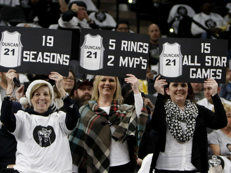 الجماهير ترفع لافتات دعم لدنكان