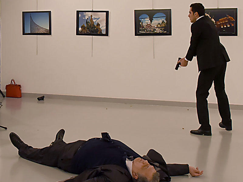 صورة مأخوذة من مقطع فيديو يظهر السفير الروسي ممدداً على الأرض ومنفذ الاعتداء وهو يهتف بالتركية والعربية