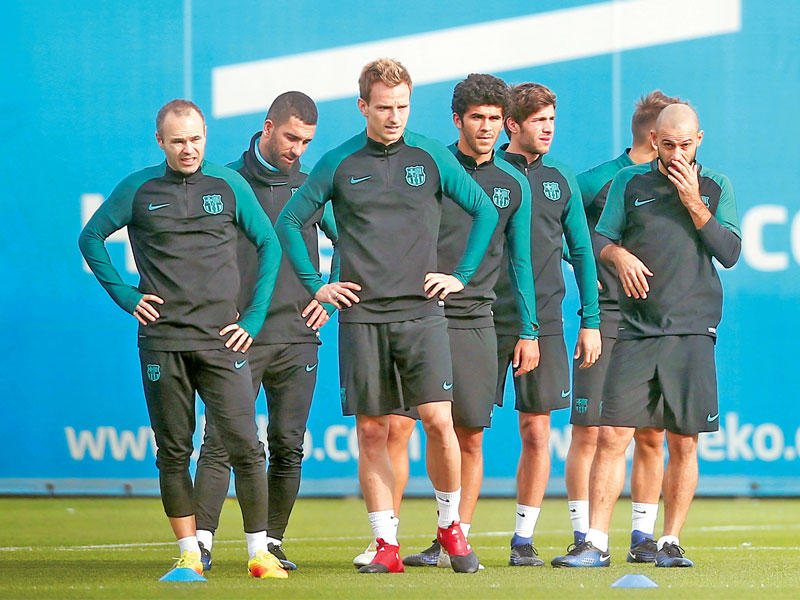 لاعبو برشلونة خلال تدريبات سابقة