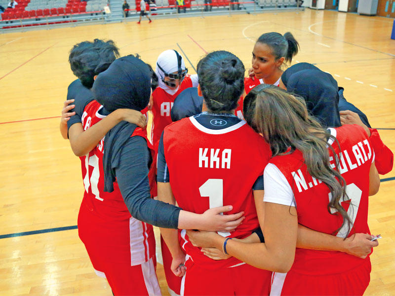 استعدادات الطالبات قبل المباراة