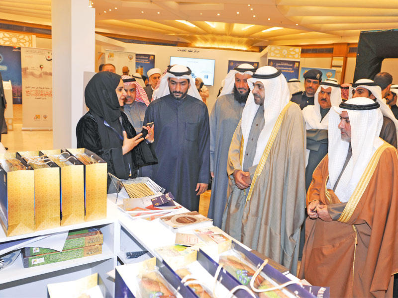 الجبري والجلاهمة خلال جولة في المعرض المصاحب للملتقى