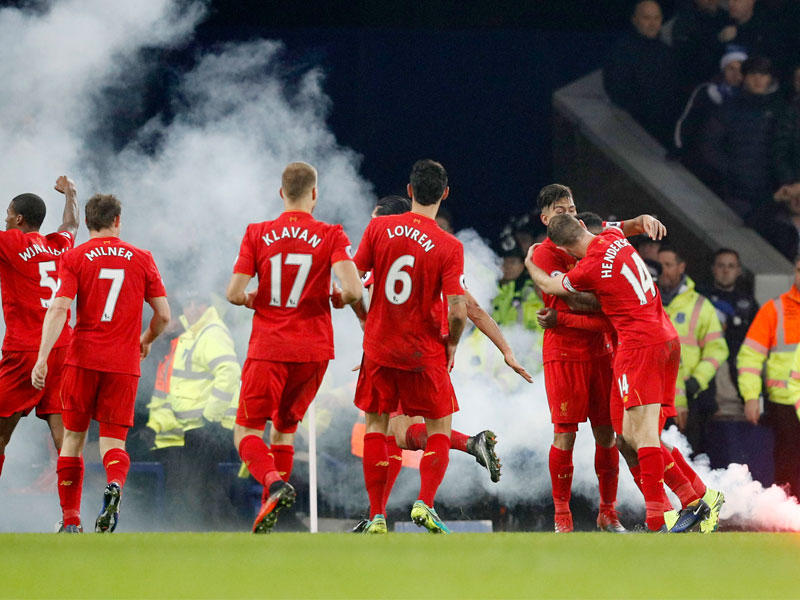 فرحة لاعبي ليفربول بعد الفوز على إيفرتون