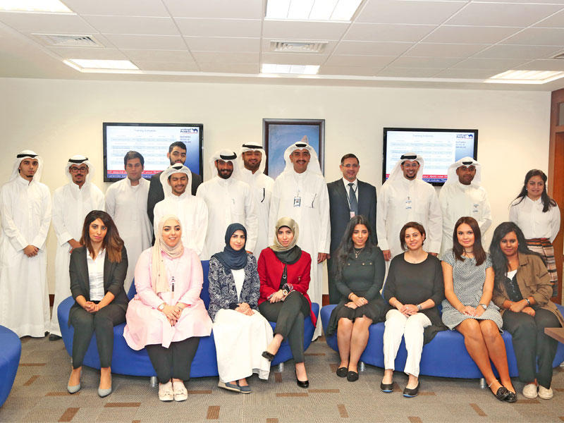 طلبة الأسترالية في مقر بنك الكويت الوطني