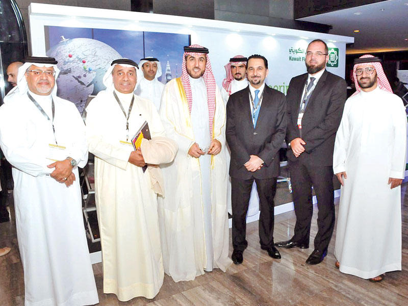 الخياط يتوسط عدداً من مسؤولي «بيتك – البحرين» 