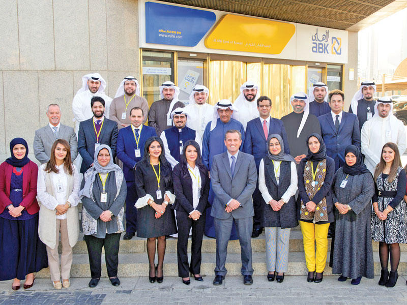 ستيوارت لوكي مع مديري إدارة الخدمات المصرفية للأفراد