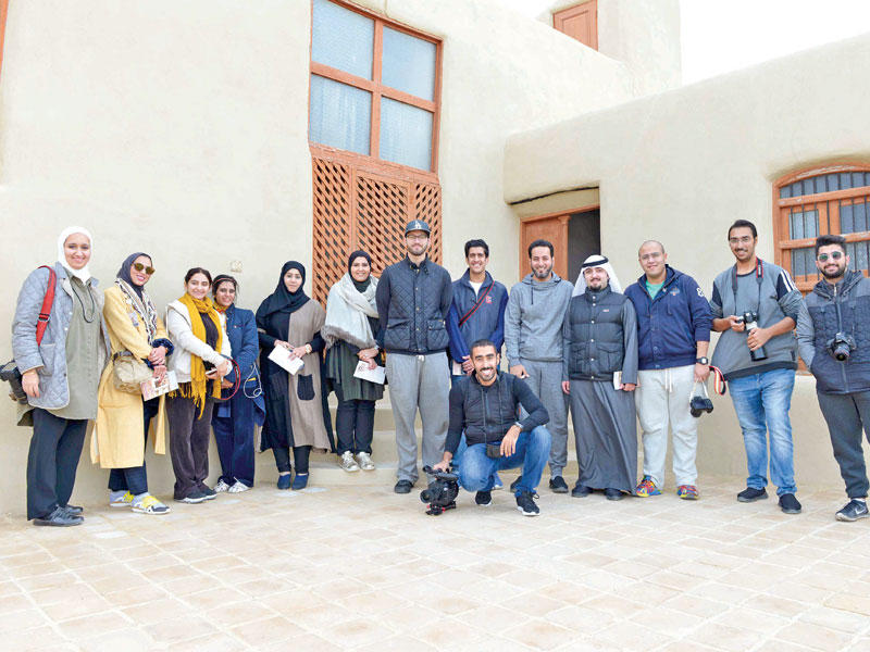 لقطة جماعية مع الفائزين