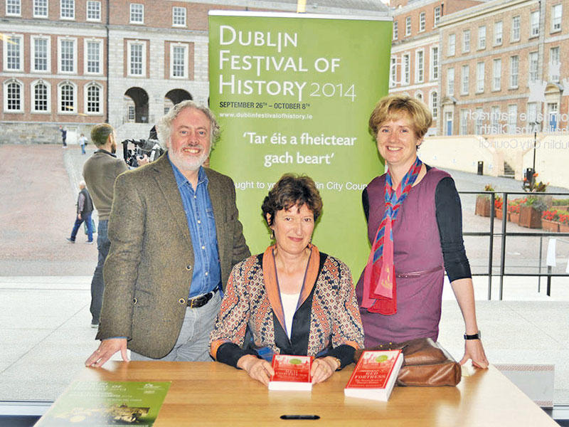 موقعة كتابها في مهرجان برلين للتاريخ