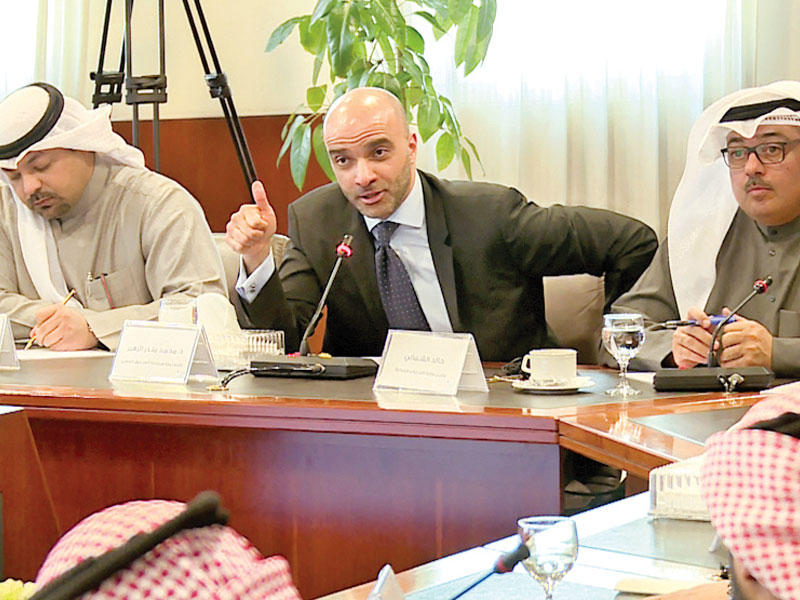 الزهير متوسطاً من اليمين خالد الشمالي والشيخ يوسف العبد الله 